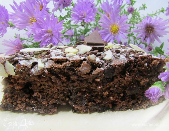 Дать пирогу остыть на решетке. Затем выложить пирог на блюдо, присыпать сахарной пудрой, миндальными лепестками и тертым шоколадом.
Приятного аппетита!