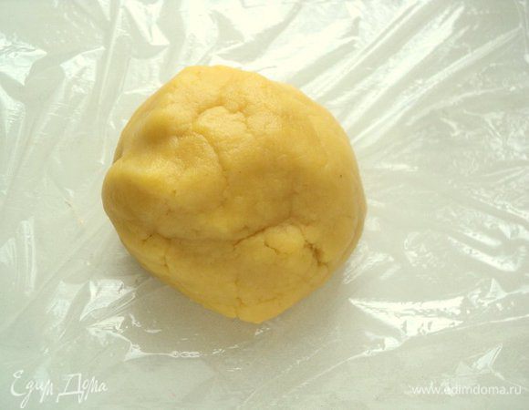 Размягченное масло взбить с сахаром, солью и желтком. Добавить муку и замесить тесто. Обернуть его в пищевую пленку и положить в холодильник на 1 час.