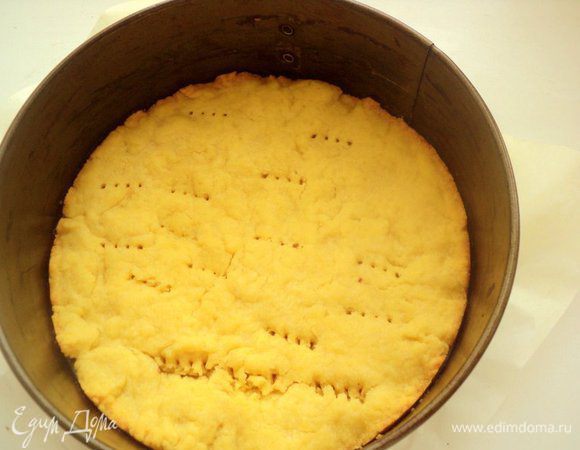 Разъемную форму Ф-20-22см застелить бумагой для выпечки. Тесто разровнять руками по дну, наколоть вилкой и выпекать в духовке при температуре 200 градусов 10мин.     