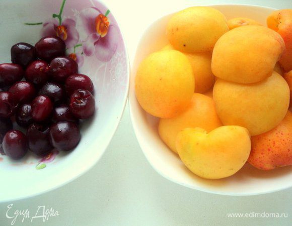 Абрикосы разделить на половинки, у вишни  удалить косточки.                                                                                                                                   