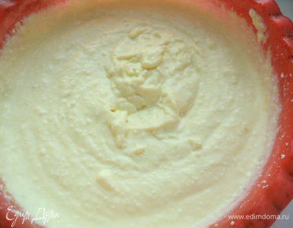 Для начинки творог взбить блендером со сметаной, сахаром, ванильным сахаром, яйцами, белком, кукурузным крахмалом.