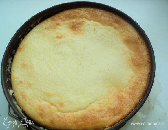 Выпекать при температуре 240 градусов 15 минут, затем снизить до 170 градусов и печь еще 20-25 минут. На дно духовки установить емкость с водой.    Начинка готового творожника в центре должна слегка  подрагивать. Оставить творожник в духовке на 30 мин, затем охладить при комнатной температуре .Поставить в холодильник на 6 часов для созревания.                                                      