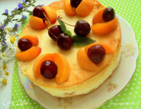 Украсить творожник абрикосами и вишней-черешней.