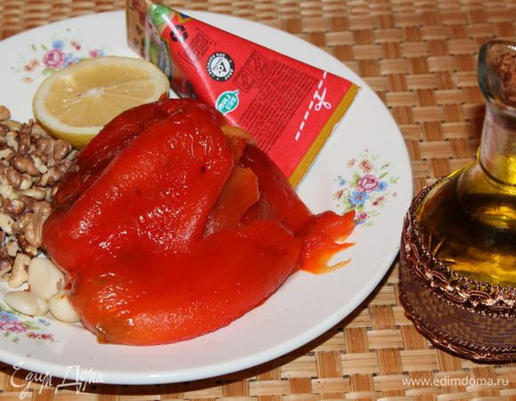 Два крупных болгарских перца смазываем растительным маслом и запекаем в духовке до готовности. Очищаем от кожицы. Чеснок чистим, орехи подсушиваем на сковороде, зиру растираем в ступке с солью. 