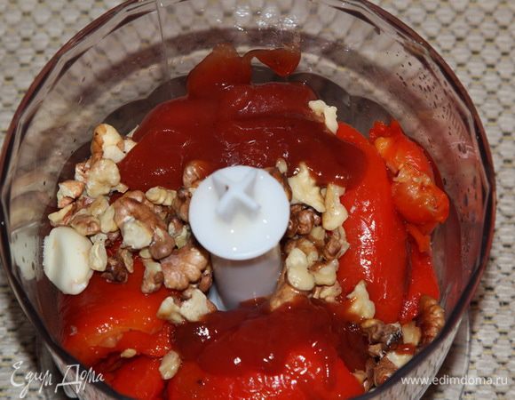 Складываем все в блендер, выжимаем лимонный сок и добавляем масло оливковое. 