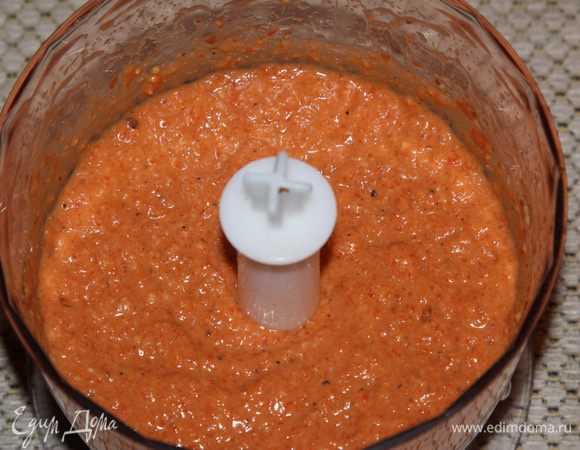 Взбиваем блендером до однородности. Пробуем, если не хватает кислоты, добавляем еще сок. 