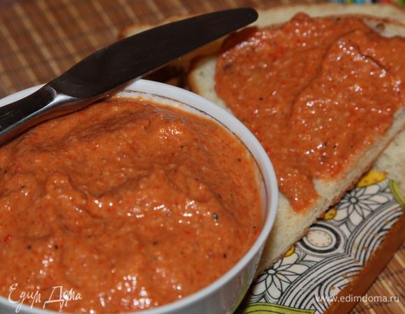 Если по вкусу все устраивает, добавляем молотый черный перец, еще раз взбиваем и все. Соус-паста готов! Смачного! 
Пасту я намазала на свежеиспеченный творожный хлебушек от Ярославы http://www.edimdoma.ru/retsepty/69147-tvorozhnyy-hleb. Рекомендую!