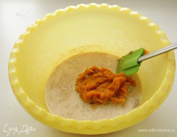 Развести в теплом молоке дрожжи, мед, добавить тыквенное пюре.