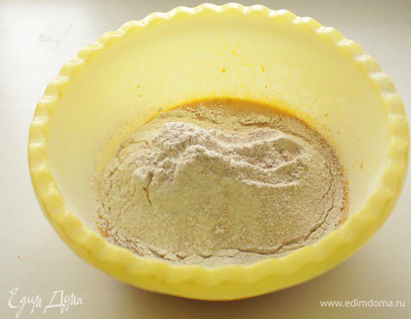 Просеять ц/з и пшеничную муку, добавить масло комнатной температуры и все остальное.