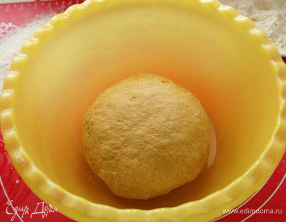 Замесить  гладкое и эластичное тесто .Готовое тесто должно отлипать  от рабочей поверхности.
Скатать из теста шар и поместить его в самазанную маслом миску.