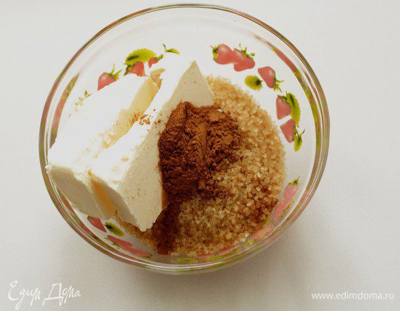 Для начинки смешать сахар с маслом и  специями.