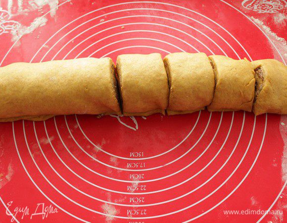 Скатать рулет и нарезать на порционные булочки.