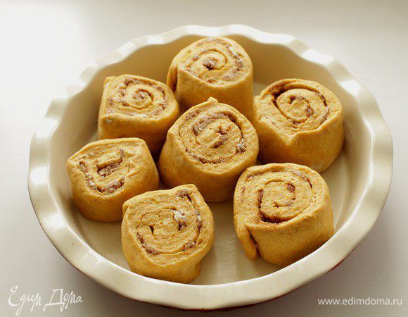 Накрыть промасленной пленкой и дать булочкам увеличиться в размере в 2 раза (около 45 минут). 