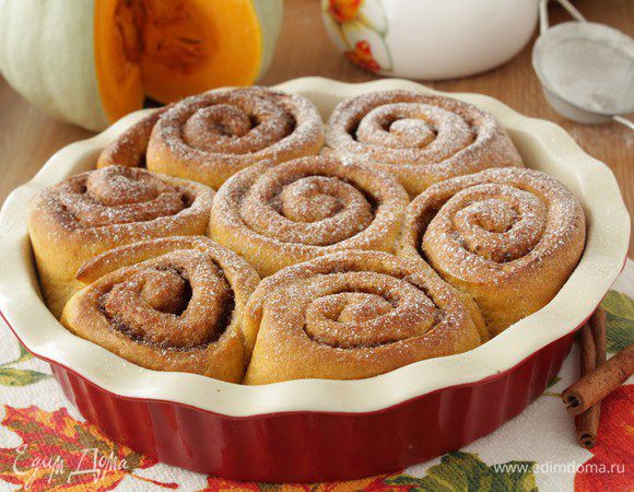 Посыпать сахарной пудрой.