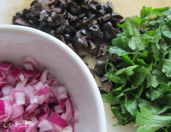 Мелко рубим лук, петрушку и маслины.