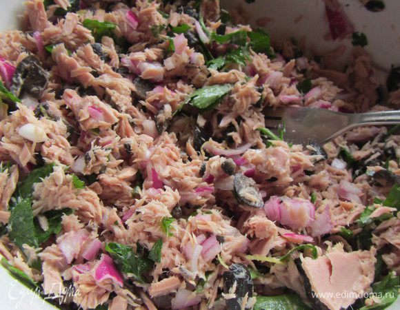 Для заправки взбиваем оливковое масло с лимонным соком и цедрой, солим. перчим по вкусу. Смешиваем тунец, с маслинами и петрушкой и добавляем 2/3 заправки.
