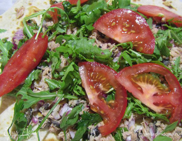 На лепешки выкладываем салат из тунца. сверху салатный микс и пару долек помидорами. Сворачиваем их, разрезаем напополам и подаем.

