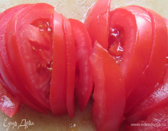 Помидоры режем дольками.
