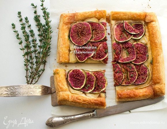 Пока тарт выпекается, разогреть мед, положить в него листики тимьяна и дать настояться. Готовый пирог полить медом и подавать.