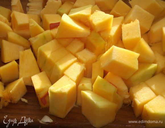 Тыкву очищаем от кожуры, вырезаем семечки и удаляем серединку. Нарезаем крупным кубиком.