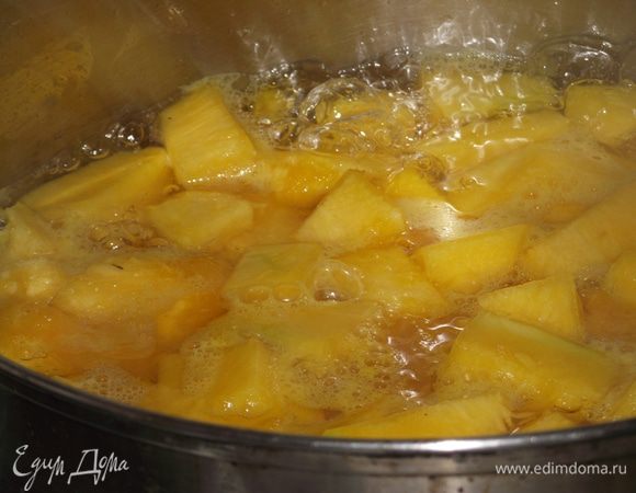 Из воды и сахара готовим сироп — доводим до кипения и варим 1-2 минуты, отправляем в него тыкву и бланшируем 5-7 минут до мягкости тыквы.