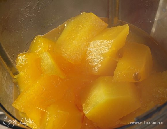 Слегка остывшую тыкву отправляем в блендер и доводим до состояния пюре.