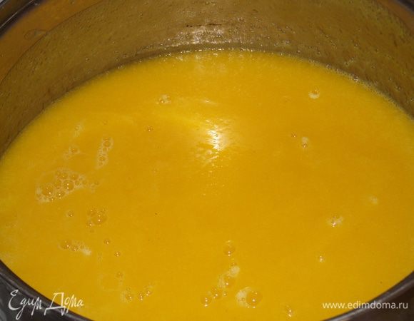 Готовое пюре разбавляем образовавшимся сиропом в соотношении 1:1 и добавляем апельсиновый сок по вкусу. Отправляем снова на плиту и провариваем еще 1-2 минутки. Баланс вкуса регулируете сами, но основной ноткой должна быть тыква. У меня на получившееся пюре добавлено 0,5 литра апельсинового фреша и 1 литр сиропа. Сок получился густой и с тонким ароматом апельсина.