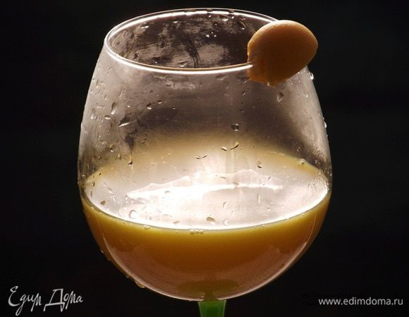 Охлаждаем сок в холодильнике около часа, чтобы все ингредиенты «подружились» и раскрылись полным букетом вкуса. 

Подавать сок можно с кубиками льда из апельсинового сока или тыквенного сиропа, который остался в процессе приготовления. это будет очень красиво и поможет охладить сок к приходу гостей.