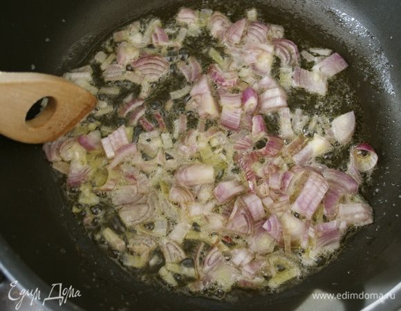 Луковицу (у меня на этот раз красная) мелко нарезать и положить обжариваться на сковороду с 2-мя ст.л. оливкового масла и 2 ст.л. сливочного... 
Обжарить на среднем огне, помешивая, до приобретения прозрачности... Лук посветлеть и стать мягче. В случае необходимости плеснуть половник бульона в сковороду к луку. 