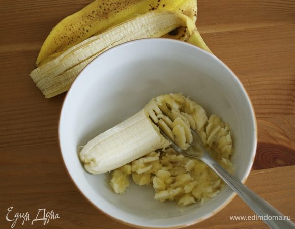 За 5 минут до готовности риса размять банан вилкой в пюре. 