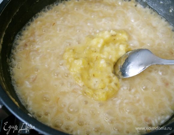 Добавить банановую смесь в ризотто. Посолить и поперчить по вкусу. Готовое ризотто снять с огня и сразу положить оставшееся сливчоное масло, перемешать.  