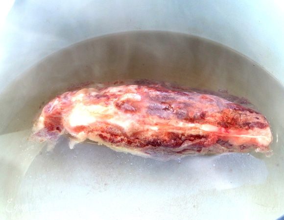 Ставим вариться бульон на косточке. Когда закипит,снимаем пену и варим минут 40,позже добавляем картофель.