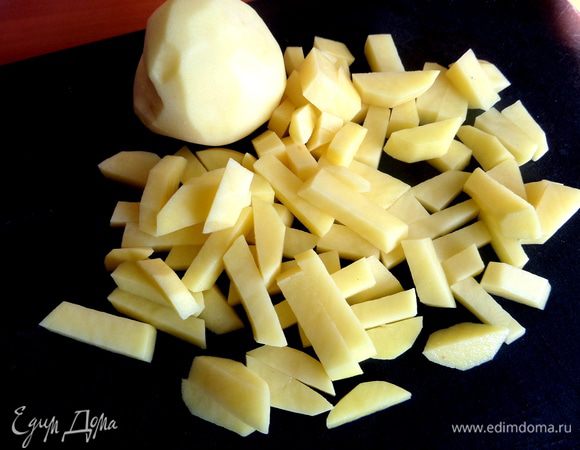Картофель нарезаем брусочками.