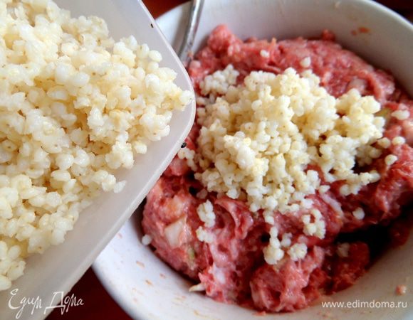 Пшено отварить заранее,промыв в нескольких водах,добавить к фаршу.