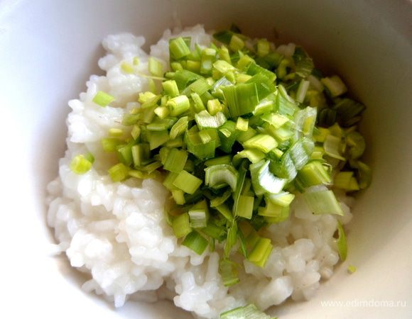 Рис тоже отварить заранее,смешать с зеленью петрушки (у меня зелень порея),посолить.