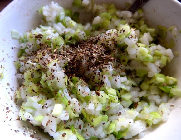 Я ещё добавила сушёный базилик. Перемешиваем,это будет начинка фрикаделек!