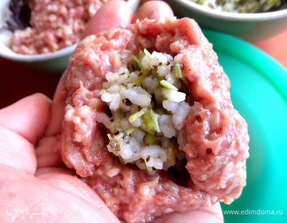 Вторую ладонь тоже окунаем в воду и соединяем плотно швы,чтобы не разъехались. Всего получилось 7 шариков крупных. Они ДОЛЖНЫ БЫТЬ БОЛЬШИМИ...такова традиция!