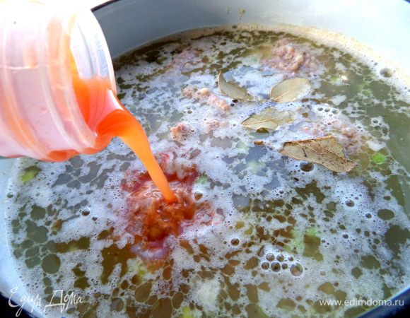 Опускаем осторожно бомбочки в горячий суп,разводим пасту в бульоне и выливаем в суп. Добавим лаврушку,пробуем на соль.