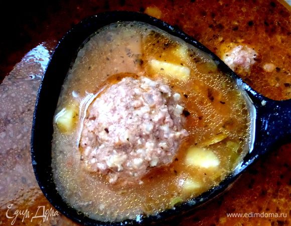 Когда бомбочки всплывут,ещё немного поварим,не сильно тревожа их (парочка всё-таки раскрылась!),выключаем и даём настояться супу под крышкой.