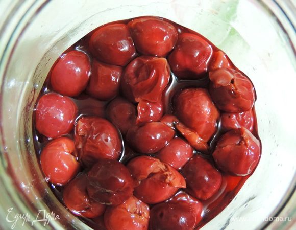 Первым делом займемся вишнями. Разумеется, они должны быть без косточек. Их можно взять консервированные, тогда работы будет меньше. Или же свежие или замороженные. В таком случае вишню складываем в ковшик, засыпаем сахаром (2-3ст.л.), наливаем пару ложек воды. На медленном огне доводим до кипения, даем покипеть 5 минут. Сок сливаем и выпиваем, а вишни остужаем. Остывшие (или консервированные) вишни заливаем коньяком (2 ст.л.) и оставляем на пару часов, можно на ночь.