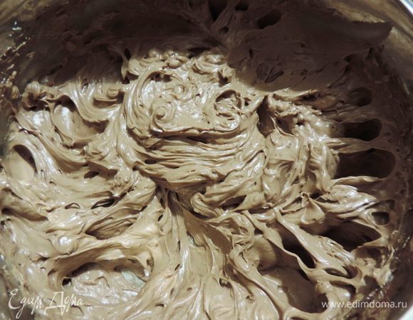 Теперь сцеживаем коньяк из вишен. Смешиваем его с какао (если у вашего какао не очень насыщенный вкус, добавьте его больше, чем по рецепту). Полученную шоколадную смесь соединяем с кремом и снова взбиваем до полной однородности.