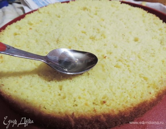  заранее готовим пропитку. В горячей воде растворить сахар. Остудить до комнатной температуры, добавить коньяк. Пропитываем оба пласта бисквита со стороны среза.