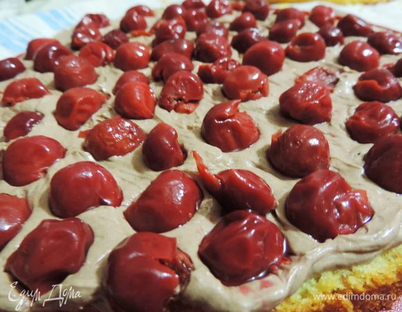 Разравниваем, распределяем вишню.