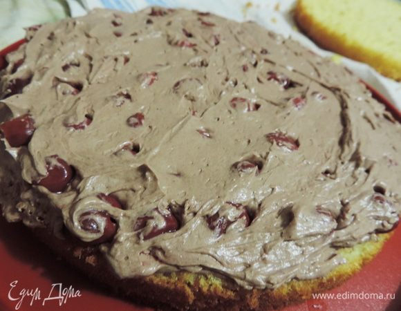 Теперь еще треть крема. Разглаживаем, чтоб вишни были полностью покрыты кремом.