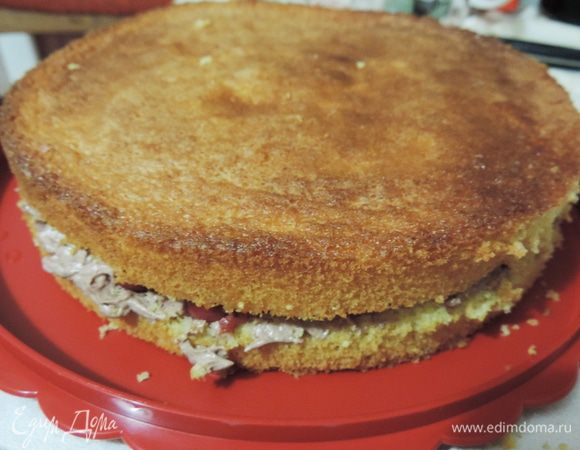 Кладем второй пласт бисквита, срезом вниз.