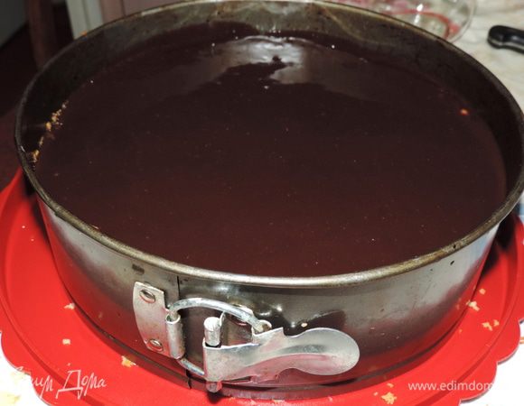 Для удобства нанесения глазури, я заключила корж в бортик от разъемной формы, в которой выпекался бисквит. Для глазури шоколад растопить с маслом и молоком, остудить до комнатной температуры. Вылить на торт.