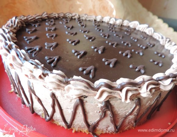 Наш торт осталось украсить. оставшимся кремом (примерно терть, хватит и чуть меньше) я обмазала бока торта, сверху нарисовала бордюр. Растопила немного шоколада и нарисовала "гусиные лапки" на поверхности глазури.