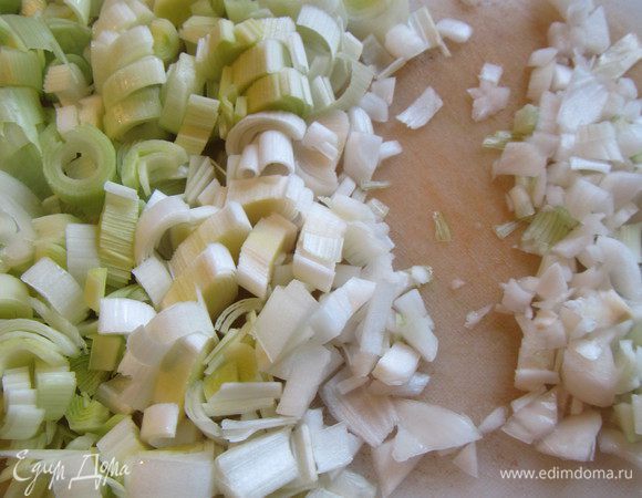 Разогреваем духовку до 150 гр. Немного панчетты откладываем в сторону (если у Вас нарезка, то кусочков 5, или по вкусу). Остальную панчетту режем небольшими кусочками. Лук мелко рубим и лук-порей нарезаем тонко.
