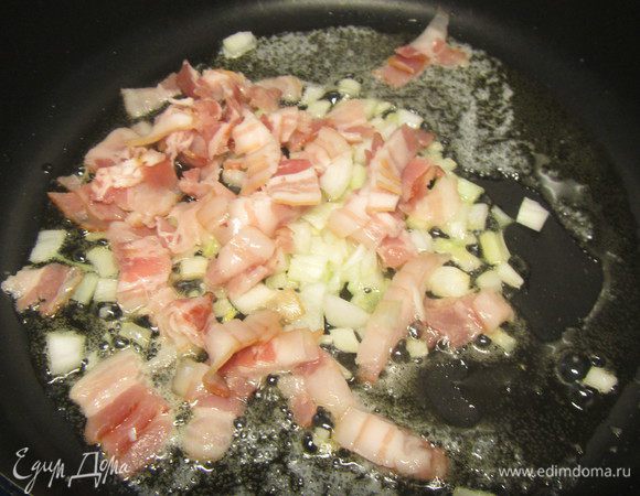 В сковороде растапливаем сливочное масло, добавляем туда кусочки панчетты и репчатый лук и обжариваем минут 5-7 до мягкости лука.
