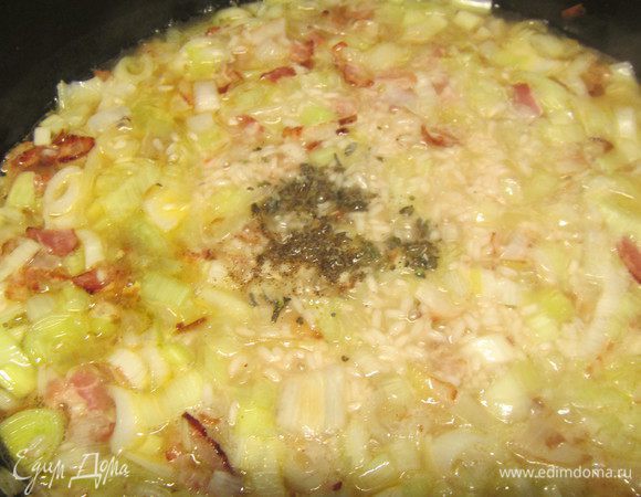 Вливаем вино и овощной бульон. Готовим несколько минут. Добавляем рубленый шалфей (или хорошую щепотку сухого), соль и перец по вкусу. Доводим до легкого кипения.